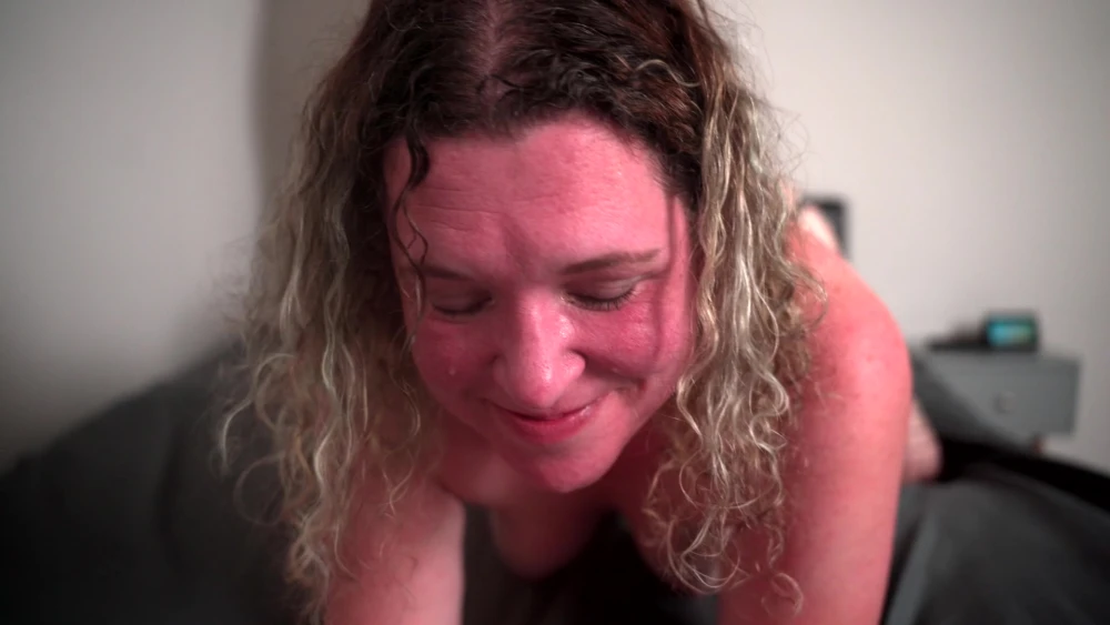 Curvy Hottie knebelt vor wildem Schlafzimmerritt auf riesigem BBC: Ansehen auf EroticOnly.DE